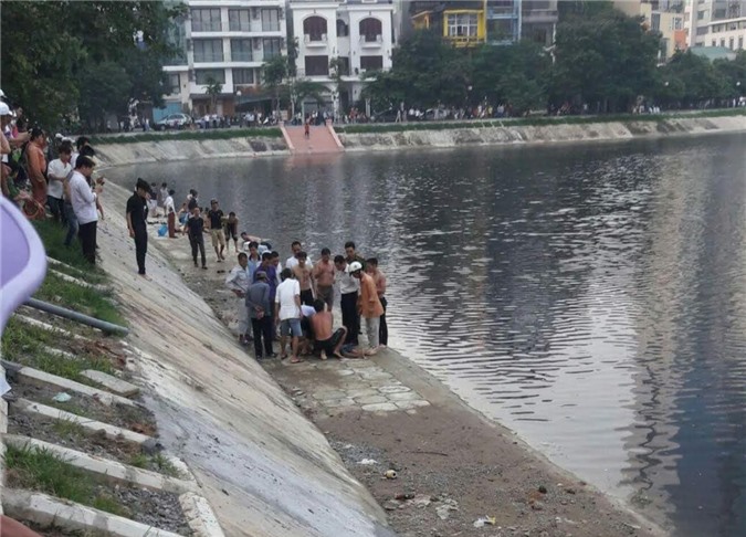 Bơi ra giữa hồ Ngọc Khánh, nam sinh viên đuối nước tử vong