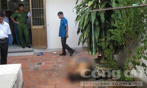 Học sinh phát hiện thầy giáo chết sau nhà với vết hằn trên lưng