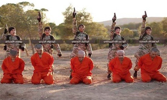 Sốc: 5 "thánh chiến" nhí của IS dùng súng bắn chết tù nhân