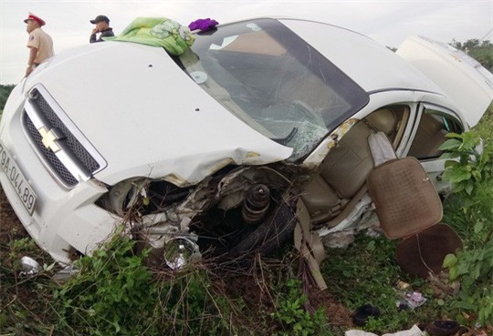 Xe con vượt ẩu gây tai nạn liên hoàn, tài xế tử vong