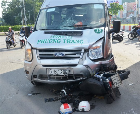 Xe Phương Trang "nuốt" xe máy ở Sài Gòn, 1 người nguy kịch