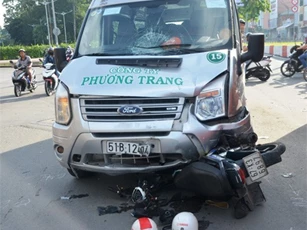 Xe Phương Trang "nuốt" xe máy ở Sài Gòn, 1 người nguy kịch