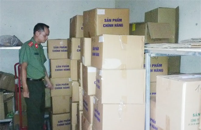 Bắt vụ buôn thực phẩm chức năng nghi giả số lượng cực lớn