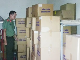 Bắt vụ buôn thực phẩm chức năng nghi giả số lượng cực lớn