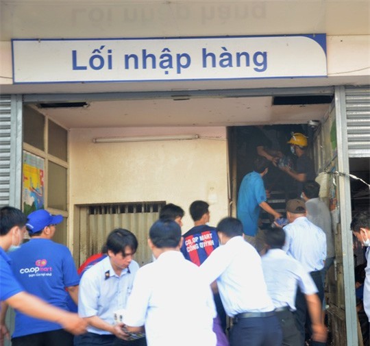Cháy siêu thị Co.opmart ở Sài Gòn, tiểu thương tá hỏa tháo chạy