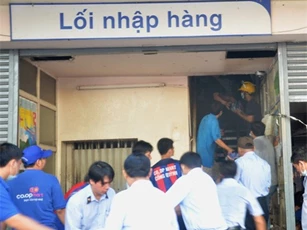 Cháy siêu thị Co.opmart ở Sài Gòn, tiểu thương tá hỏa tháo chạy