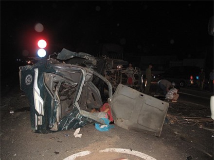 Container tông nát xe tải giữa đêm khuya, 2 người tử vong
