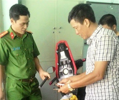 Dí súng, uy hiếp người đàn ông, nam thanh thiên cướp xe ga tẩu thoát