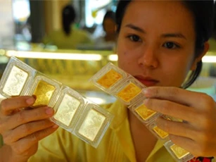 Giá vàng chiều 31/8: Vàng SJC vẫn tiếp tục lao dốc