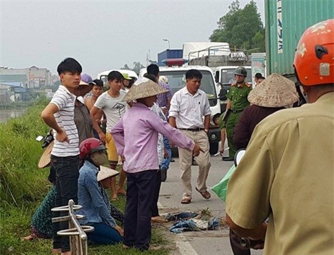 Hải Dương: Mẹ gào khóc ôm thi thể con trai sau tai nạn