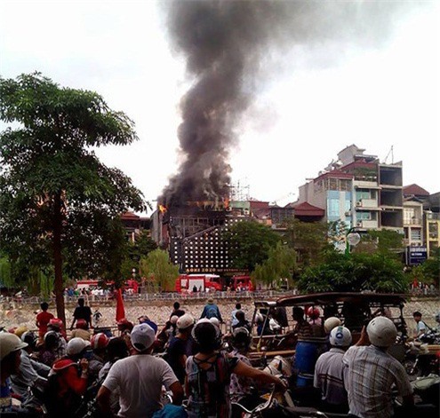 Quán karaoke cháy ngùn ngụt ở Hà Nội, cột khói cao chục mét