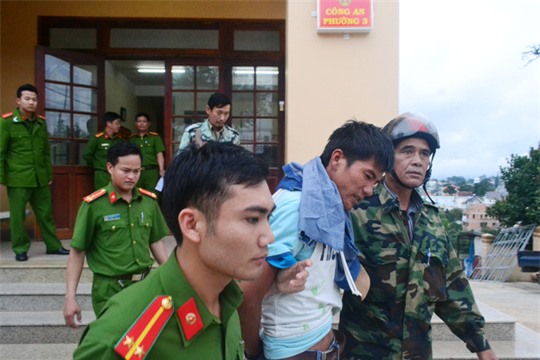 Vờ hỏi mua bánh mỳ rồi cướp xe máy giữa ban ngày