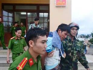 Vờ hỏi mua bánh mỳ rồi cướp xe máy giữa ban ngày