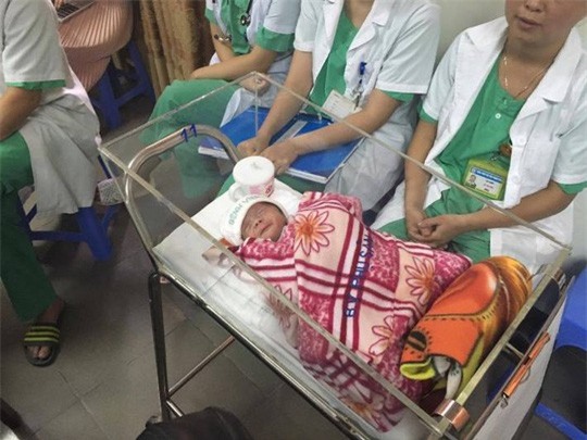 Con của người mẹ từ chối chữa ung thư đã xuất viện