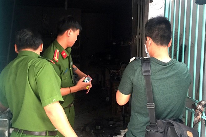 Đôi nam nữ bốc cháy trong căn phòng nồng nặc mùi xăng