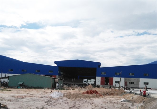 Giám đốc người Hàn Quốc bị khối kính nặng 1,4 tấn đè chết