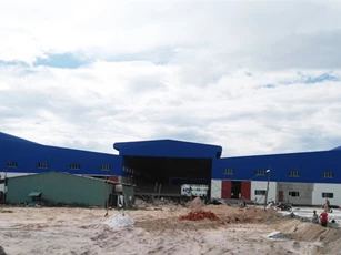 Giám đốc người Hàn Quốc bị khối kính nặng 1,4 tấn đè chết