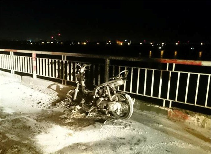 Hà Nội: Thanh niên say rượu, đốt xe trên cầu Chương Dương