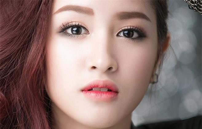 Hướng dẫn bạn trang điểm nhẹ nhàng đi chơi ngày 2/9 