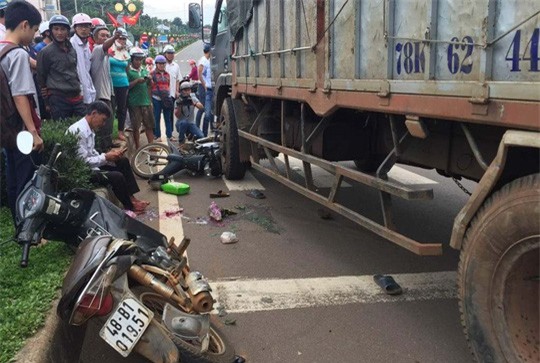 Người phụ nữ bị xe tải cuốn vào gầm, cán nát chân trái