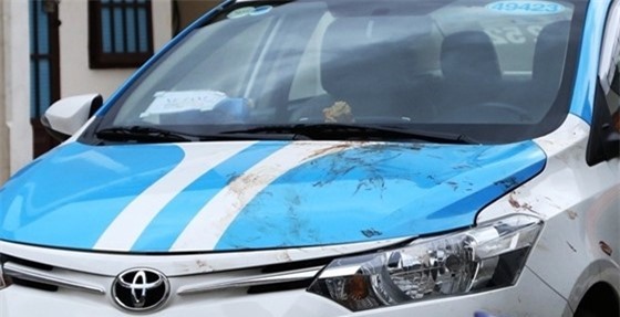 Nữ hành khách nhảy lên nắp capô taxi đòi lại tài sản bị cướp