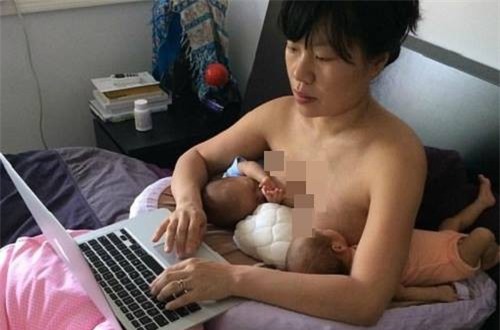 Bà mẹ vừa làm việc vừa cho hai con bú gây sốt mạng xã hội
