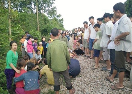 Bàng hoàng bé trai 18 tháng tuổi bị đoàn tàu kéo lê 200 m