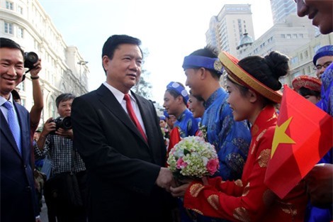 Bí thư Thăng chúc mừng hạnh phúc của 100 đôi uyên ương