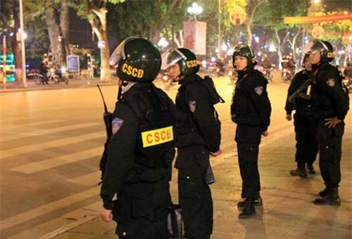 Cảnh sát cơ động không được phép dừng xe vi phạm mũ bảo hiểm