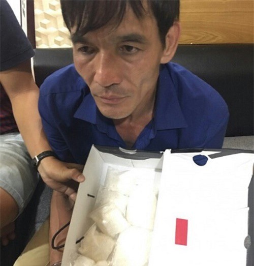 Đối tượng ném ma túy, tháo chạy khi phát hiện công an