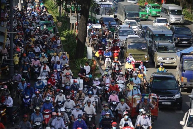 Dòng người chen lấn "chảy" về quê sáng 2/9