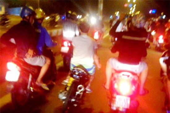 Gần 400 “quái xế” quậy tưng bừng trên Quốc lộ 1A