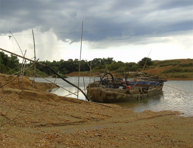 Khởi tố, bắt tạm giam “cát tặc” đánh gãy chân công an xã