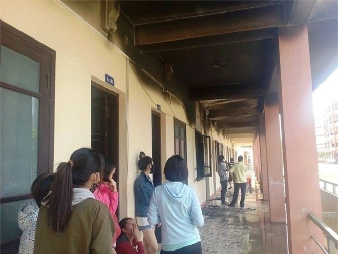 Ký túc xá bốc cháy dữ dội, sinh viên hoảng loạn tháo chạy
