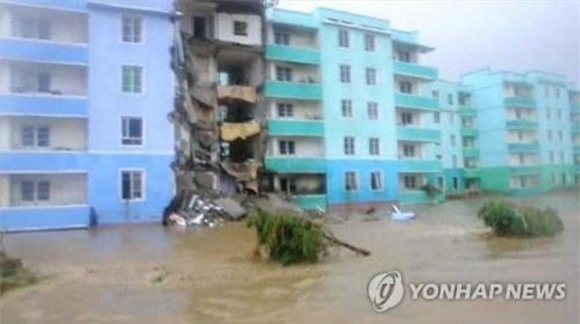 Mưa lớn làm sập chung cư ở Triều Tiên, 34 người chết