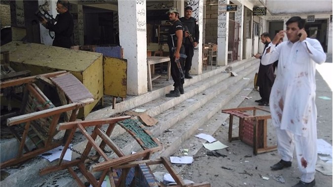 Pakistain: 2 quả bom phát nổ tại tòa án, ít nhất 64 người thương vong