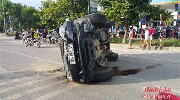 Tai nạn nghiêm trọng xe con bay qua dải phân cách