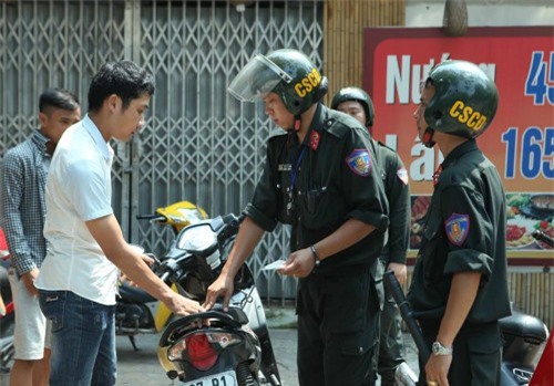 Cảnh sát cơ động dừng xử phạt không đội mũ bảo hiểm từ 2/9