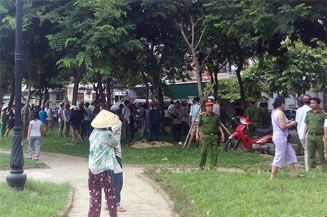 Người đàn ông nhảy sông tự tử, ném đá vào người cứu mình