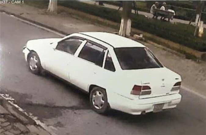 Truy tìm tài xế ôtô tông gãy chân bé gái rồi bỏ chạy trên đường ven hồ Tây