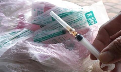 Bé gái 12 tuổi bị nhóm người nghiện đâm kim tiêm vào tay khi tan trường