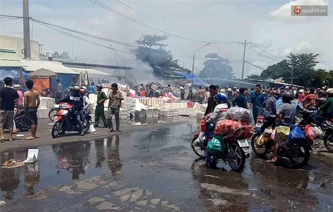 Cháy chợ nông sản ở TP. HCM, tiểu thương ôm tài sản tháo chạy