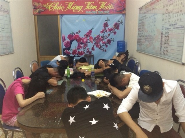 Hàng trăm dân chơi quay cuồng "đập đá" trong Gossip Club