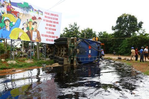 Tài xế xe bồn ngủ gục, hàng chục tấn nhựa đường tràn ra ngoài