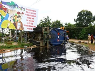 Tài xế xe bồn ngủ gục, hàng chục tấn nhựa đường tràn ra ngoài