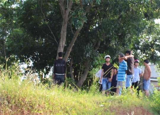 Thanh niên trẻ tuổi chết dưới gốc cây, nghi bị giết tạo hiện trường giả