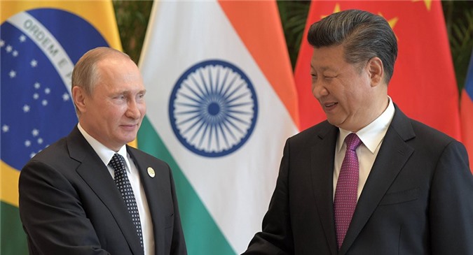 Tổng thống Nga Putin bất ngờ tặng ông Tập Cận Bình hộp kem làm quà