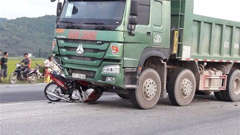 Xe "hổ vồ" tông xe máy đang qua đường, nạn nhân tử vong tại chỗ