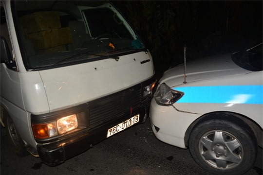 CSGT truy đuổi xe khách chở gỗ lậu như phim hành động