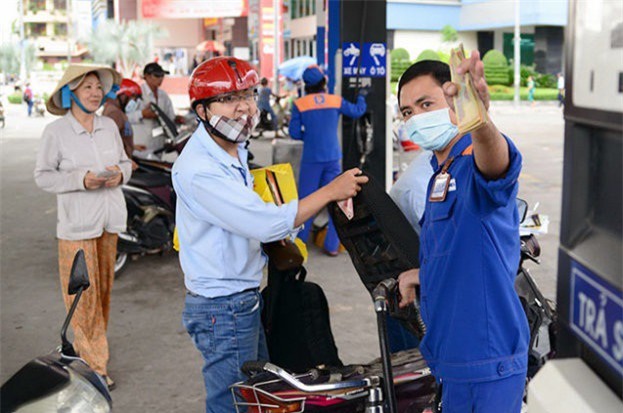 Giá xăng tăng 700 đồng/lít từ 15h chiều nay